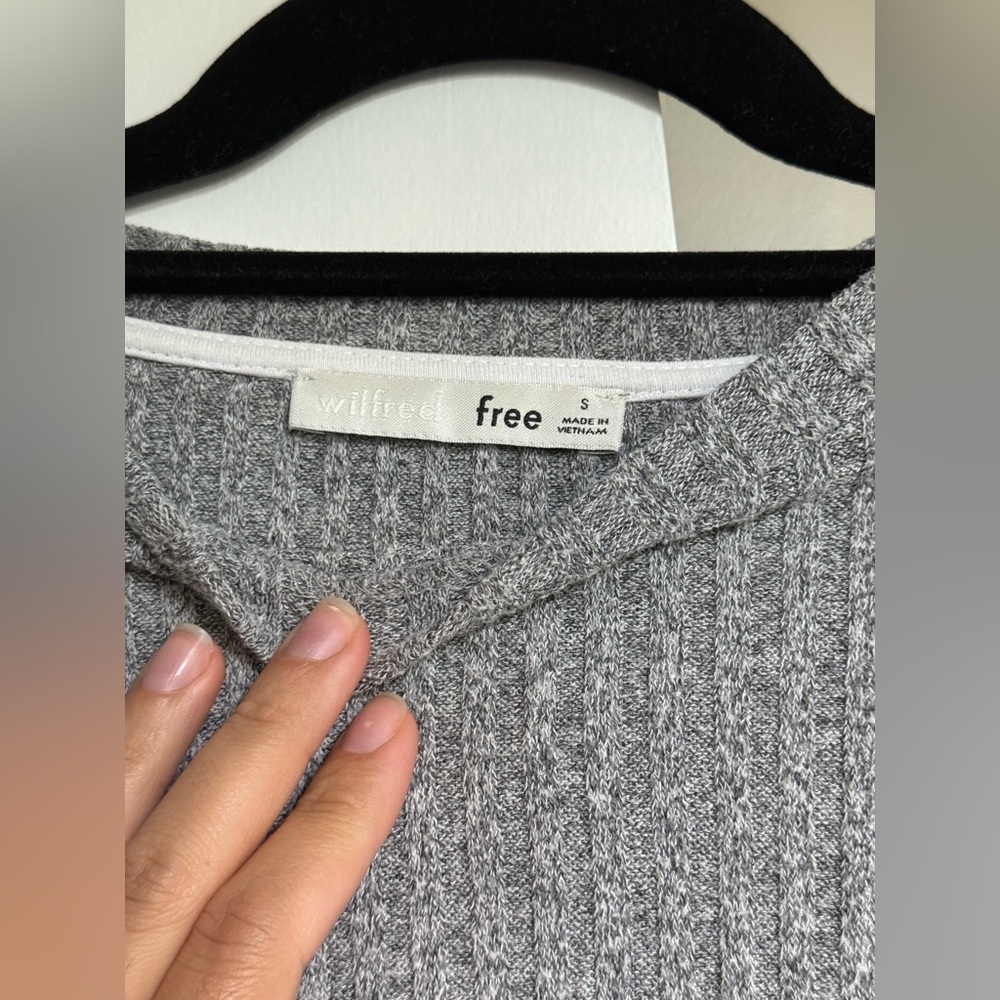 Aritzia Wilfred Free sweater